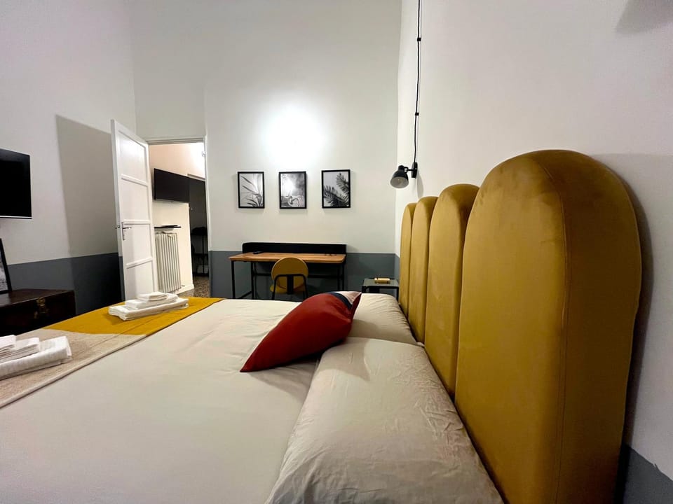 Bed, TV and multimedia, Photo of the whole room, Seating area, Bedroom