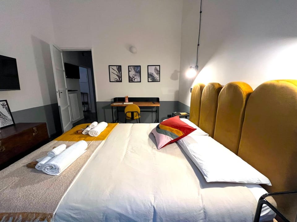 Bed, TV and multimedia, Bedroom, hair dresser