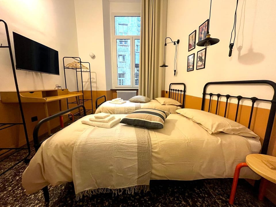 Bed, TV and multimedia, Photo of the whole room, Bedroom, towels