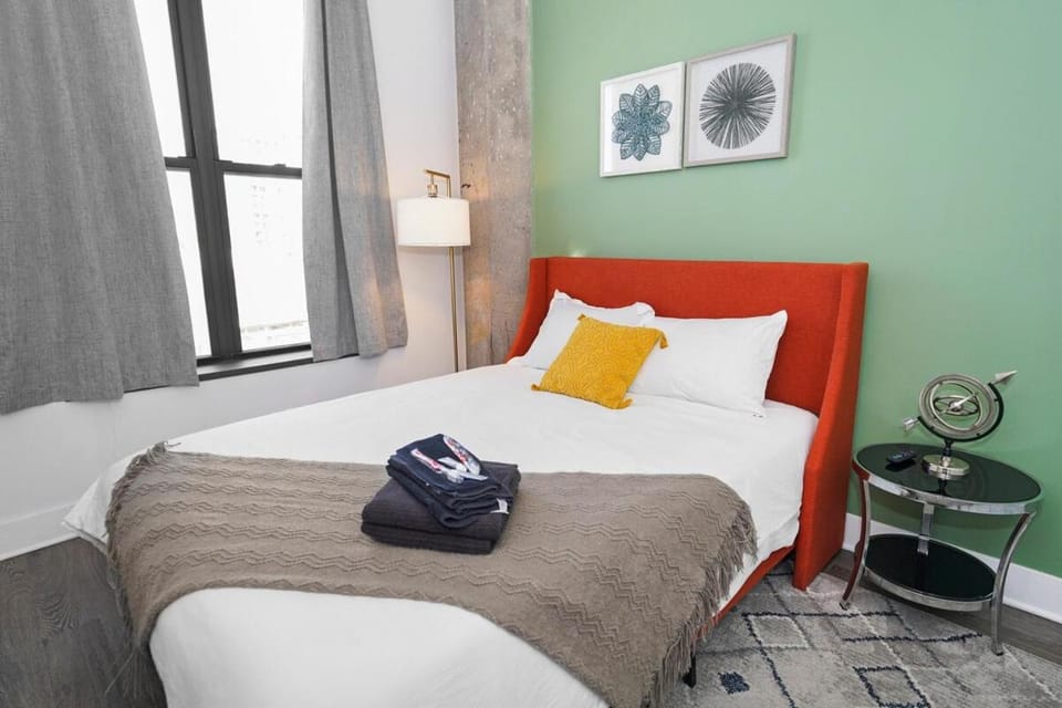 Business Ready 2BR Apartment in South Loop with Skyline view, Optional parking & Gym Access Close to McCormick, Downtown & CTA Apartment in South Loop