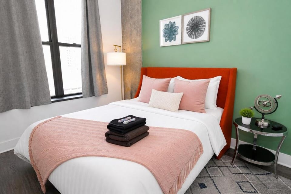 Business Ready 2BR Apartment in South Loop with Skyline view, Optional parking & Gym Access Close to McCormick, Downtown & CTA Apartment in South Loop