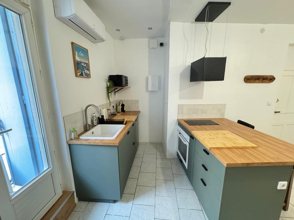 Coffee/tea facilities, minibar, pet friendly, stove, kitchen, air conditioner