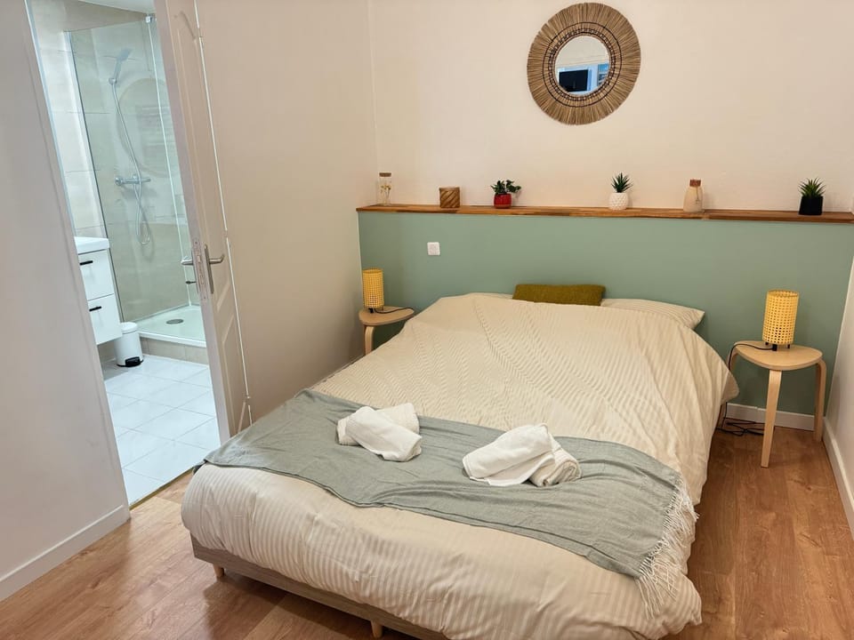 Bathroom, Photo of the whole room, Bedroom, towels