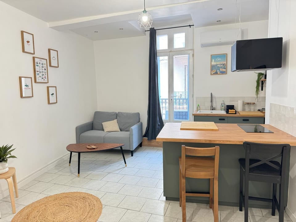 Living room, Dining area, kitchen, air conditioner