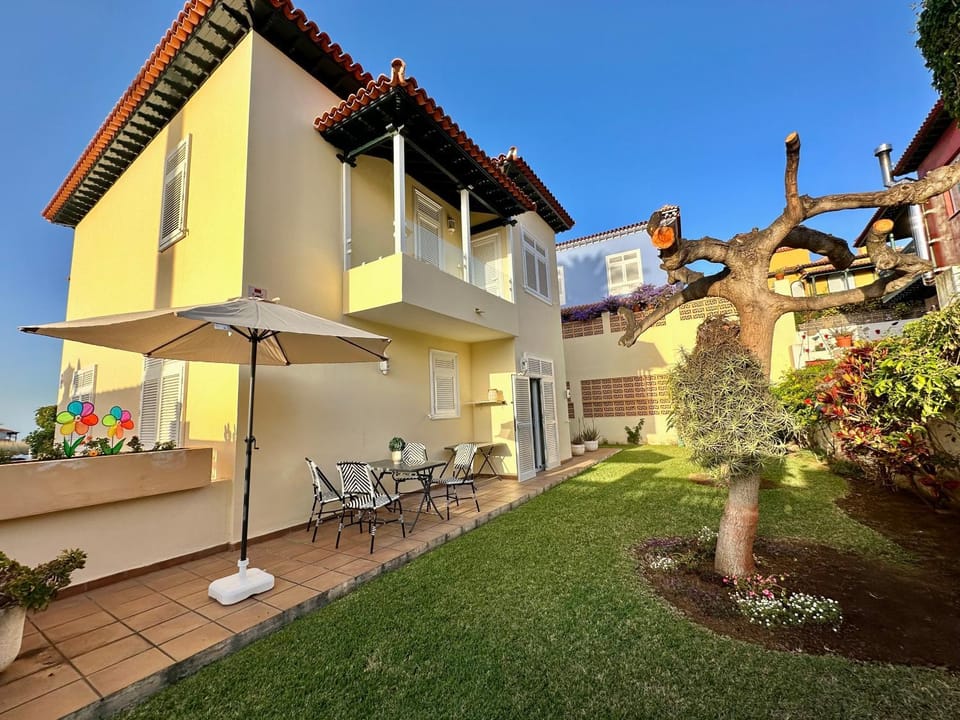 Property building, Garden, Balcony/Terrace, Dining area