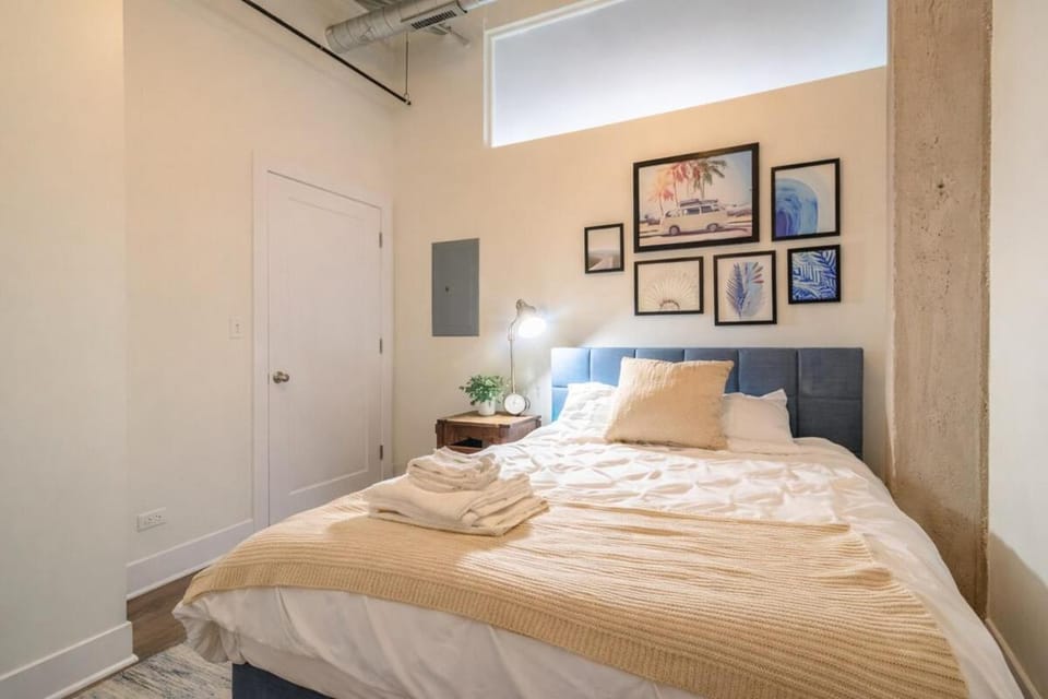 Spacious South Loop 2BR Apartment Near McCormick Place, Soldier Field & Downtown Chicago Apartment in South Loop