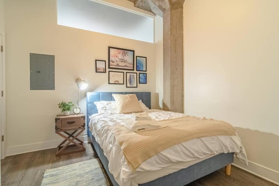 Spacious South Loop 2BR Apartment Near McCormick Place, Soldier Field & Downtown Chicago Apartment in South Loop