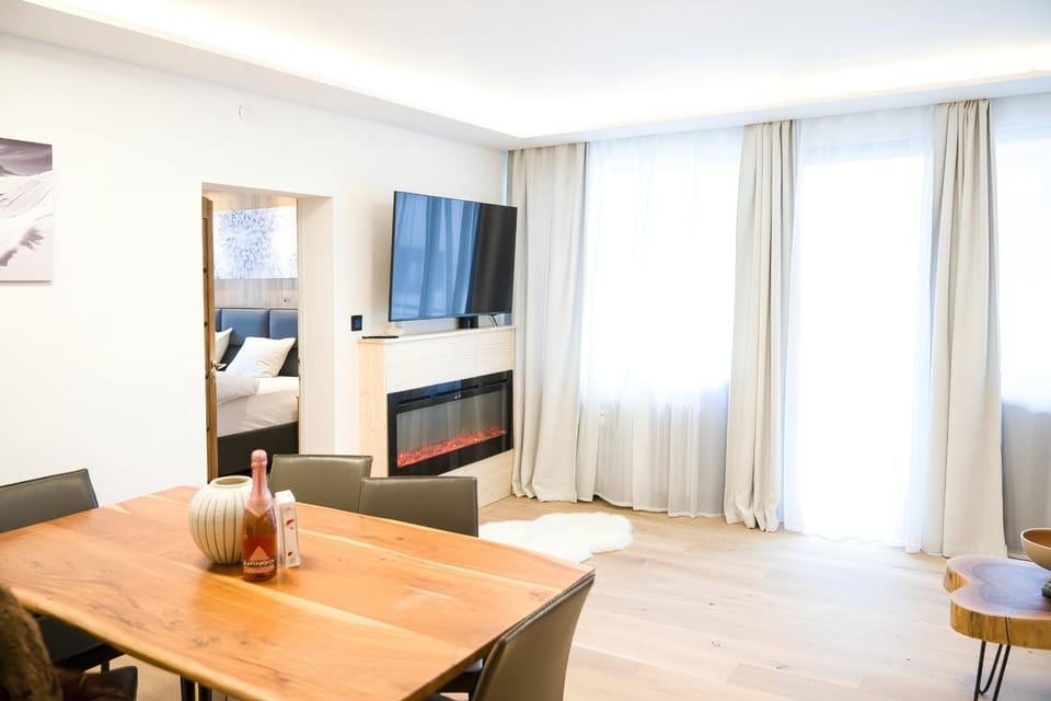 TV and multimedia, Living room, Dining area, fireplace, fireplace