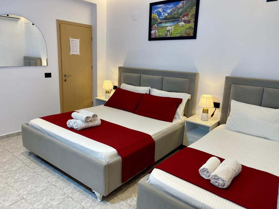 Bed, TV and multimedia, Photo of the whole room, Bedroom, towels