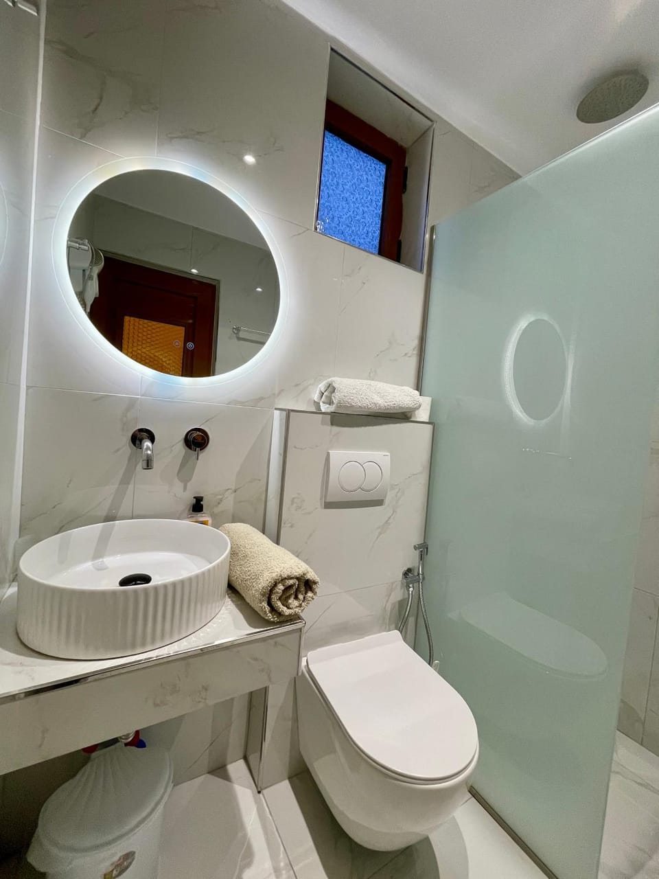 Shower, Toilet, Bathroom, towels