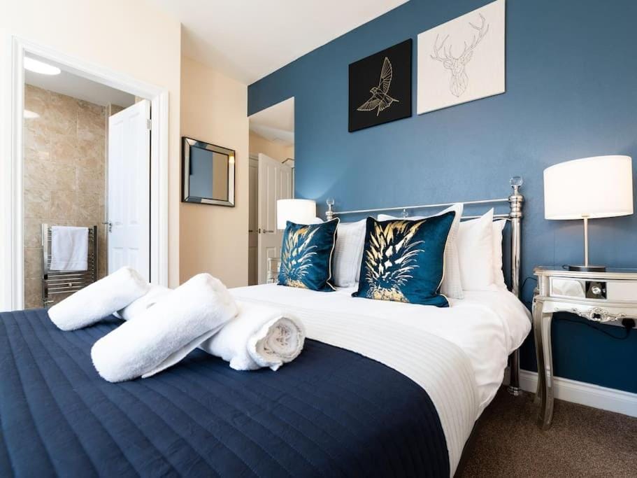 Bed, TV and multimedia, Photo of the whole room, Bedroom, towels