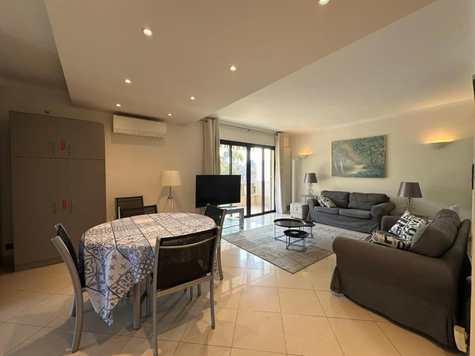 Communal lounge/ TV room, TV and multimedia, Living room, Seating area, Dining area, air conditioner