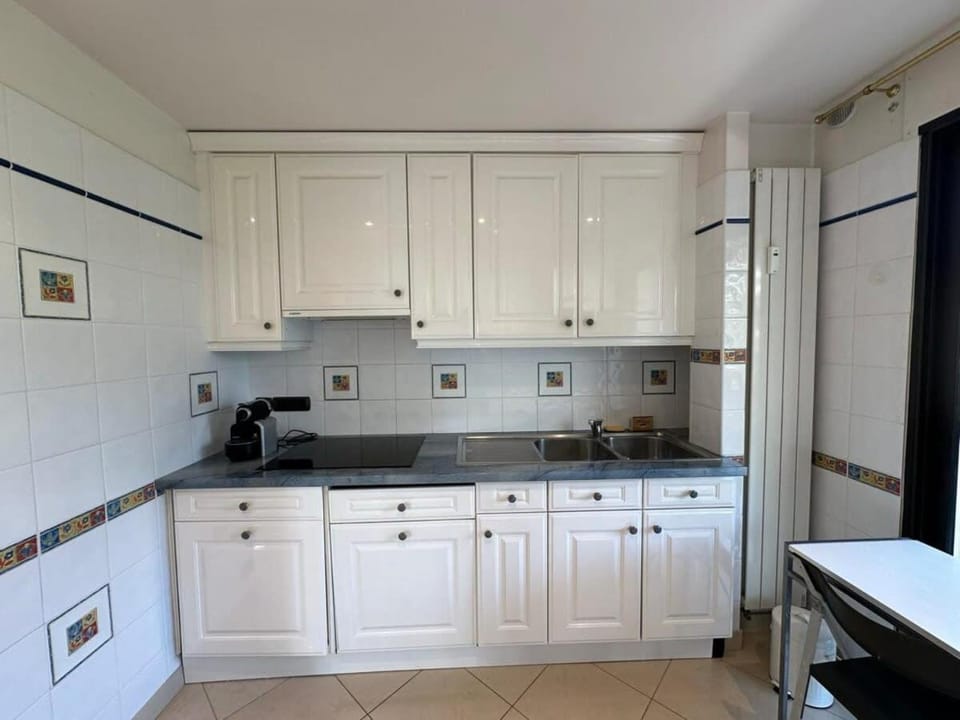 Kitchen or kitchenette, dishwasher, stove