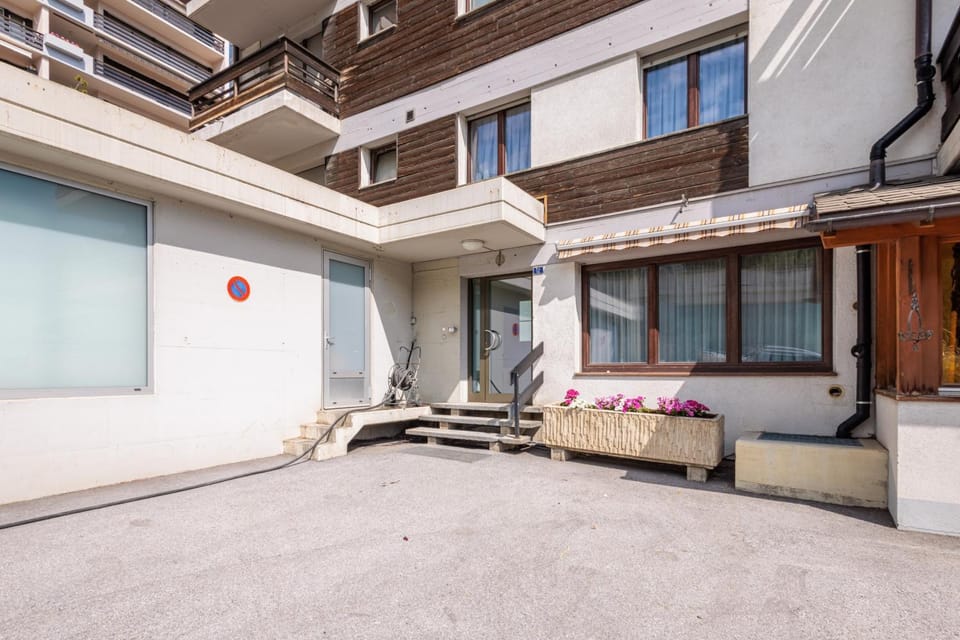 Property building, Facade/entrance, Off site