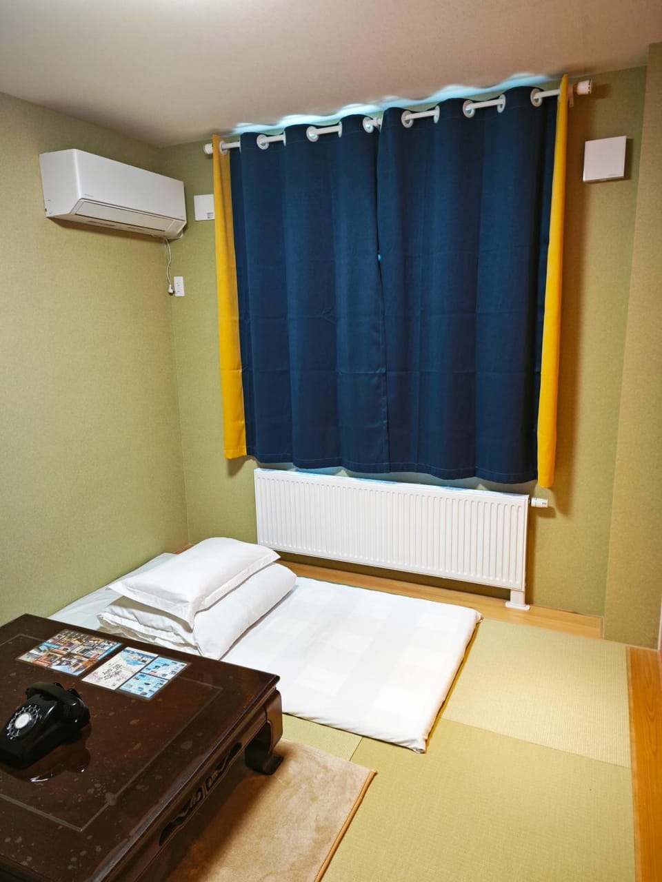 Photo of the whole room, Bedroom, air conditioner