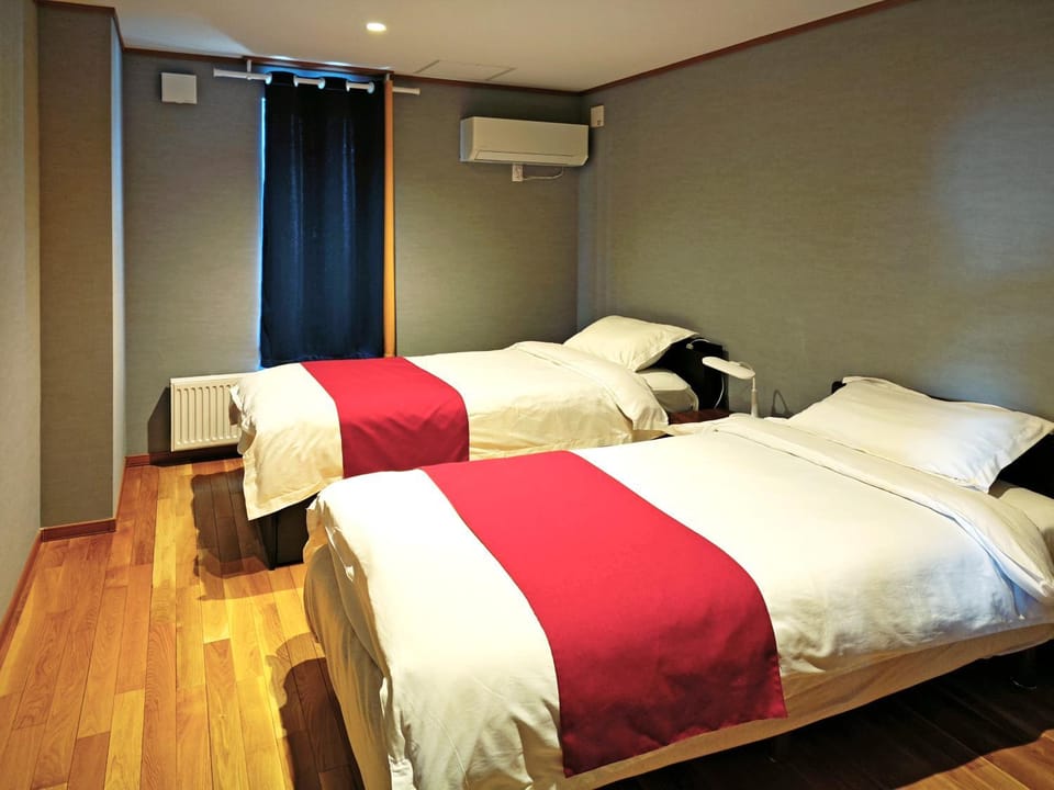 Bed, Photo of the whole room, Bedroom, air conditioner