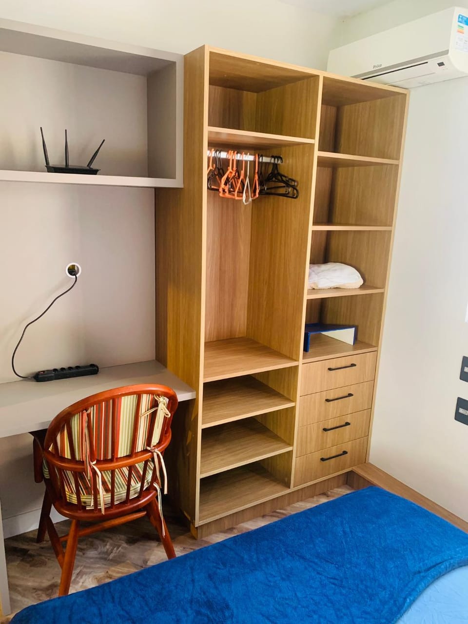 Photo of the whole room, Bedroom, wardrobe