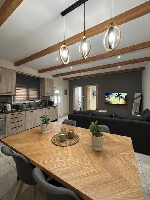 TV and multimedia, Kitchen or kitchenette, Living room, Seating area, Dining area, minibar, pet friendly, stove