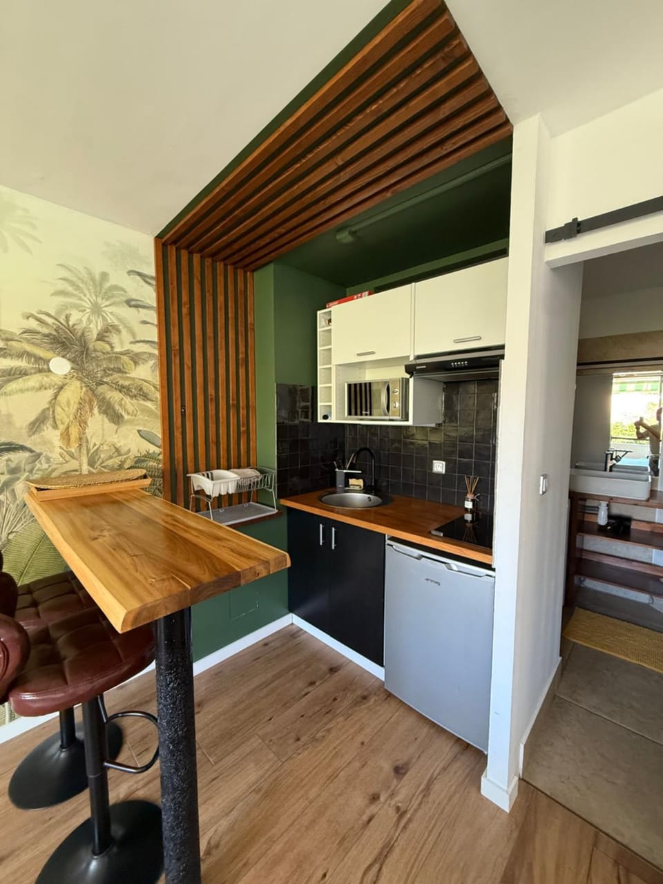 Kitchen or kitchenette, Dining area