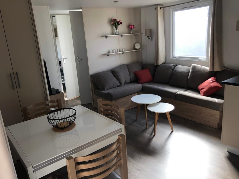 Living room, Dining area, air conditioner