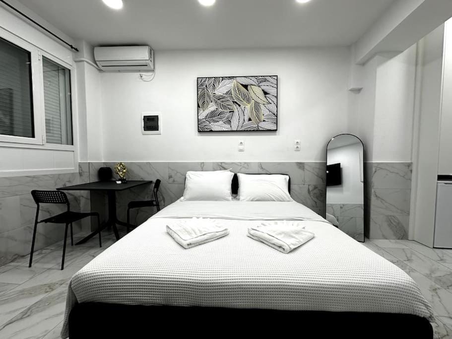 Bed, Living room, Photo of the whole room, Seating area, Bedroom, air conditioner