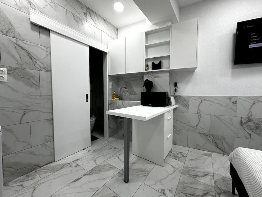 TV and multimedia, Kitchen or kitchenette, minibar, stove