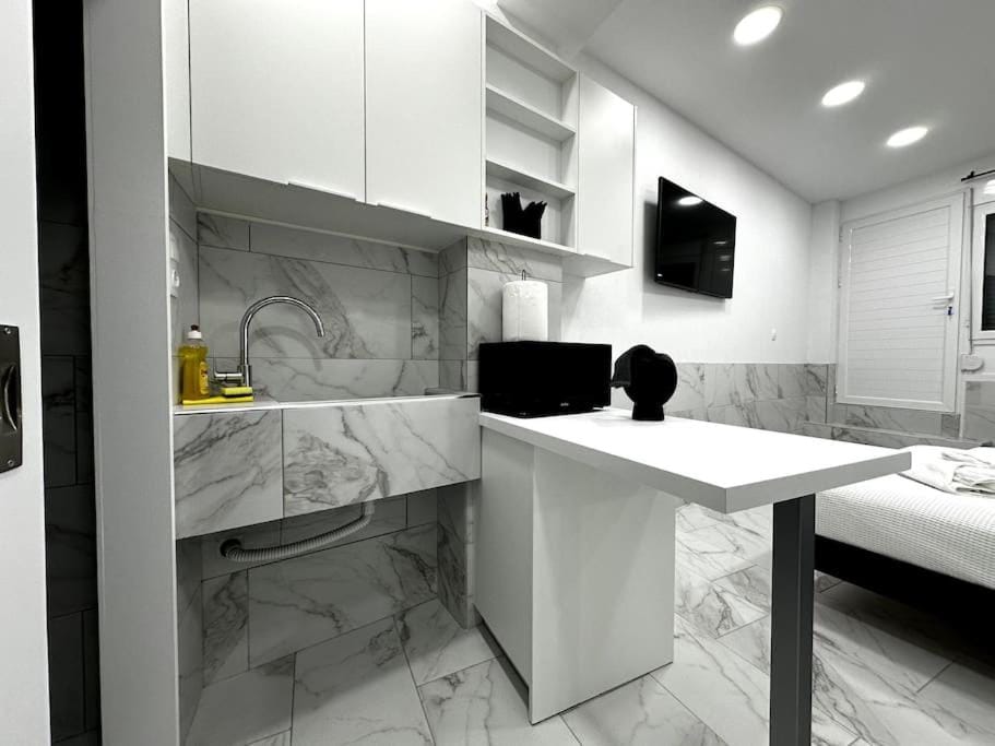 Bed, TV and multimedia, Kitchen or kitchenette, Photo of the whole room, Bedroom, minibar