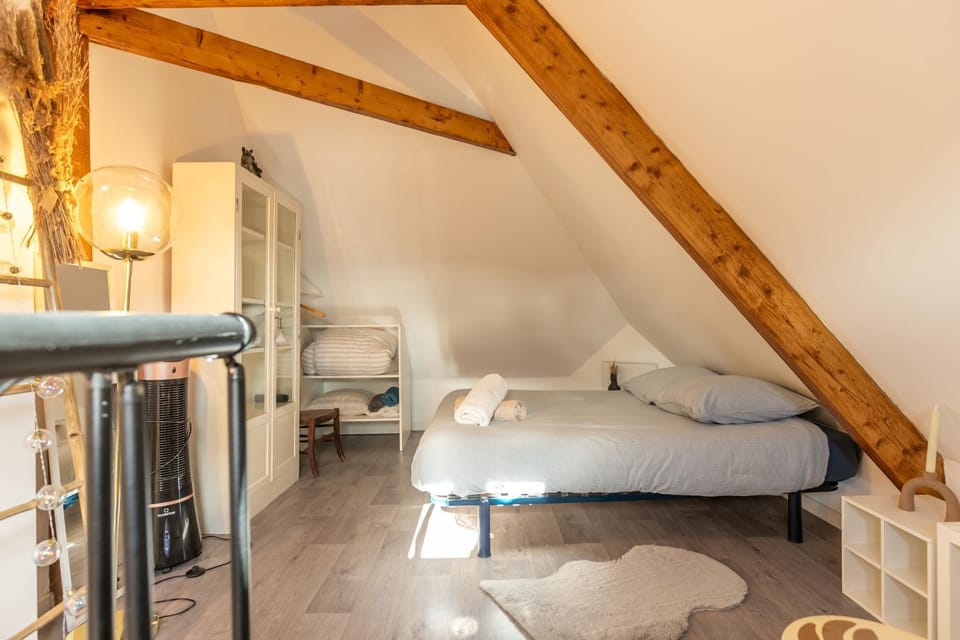 Bed, Bedroom, towels