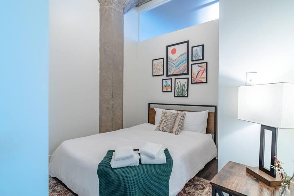 Central 2BR South Loop Location with Optional Parking & Gym Access Near McCormick Place, Shedd Aquarium & Navy Pier Apartment in South Loop