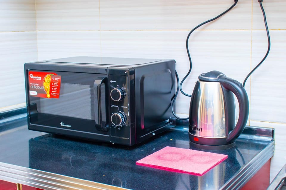 Kitchen or kitchenette, minibar