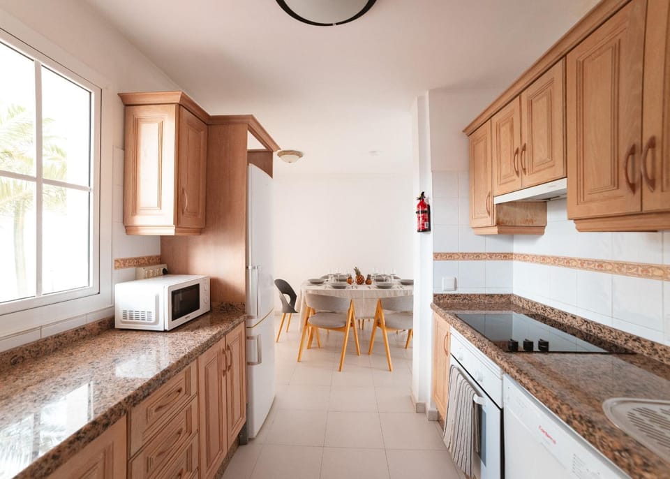 Kitchen or kitchenette, Dining area, dishwasher, minibar, pet friendly, stove, toaster