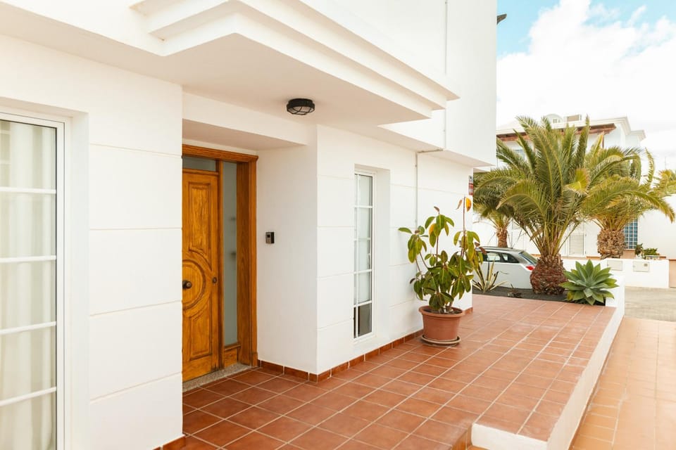 Property building, Day, Garden, Balcony/Terrace