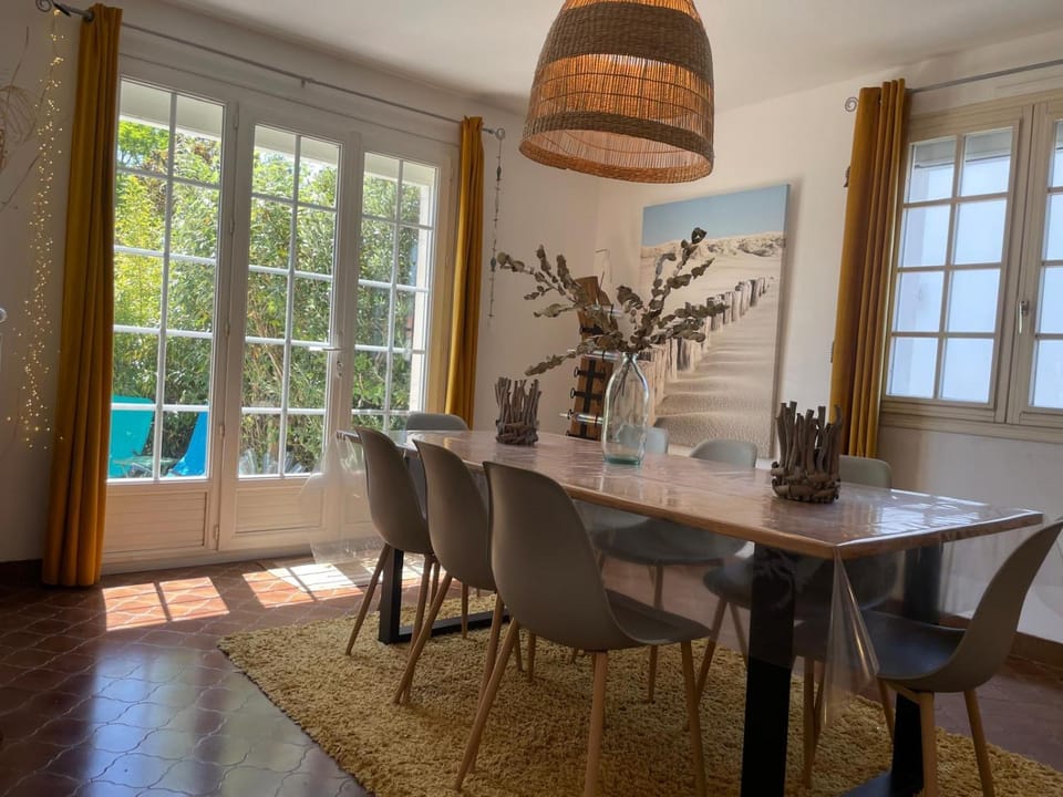 Seating area, Dining area