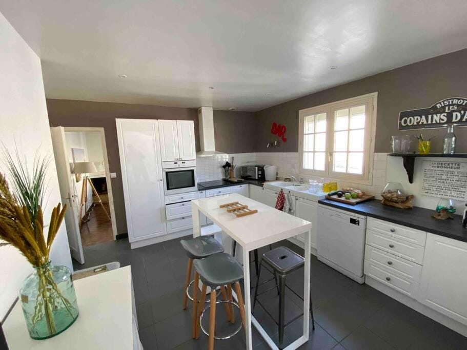Dining area, dishwasher, oven, stove