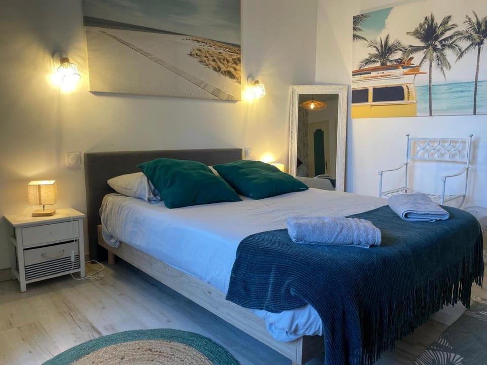 Bed, Photo of the whole room, Bedroom, towels