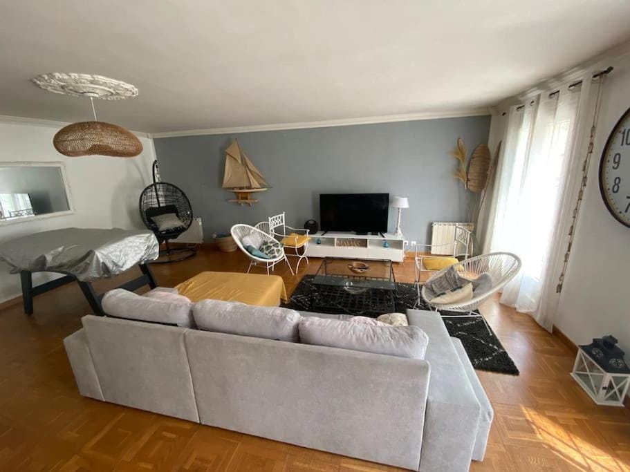 TV and multimedia, Living room, Seating area
