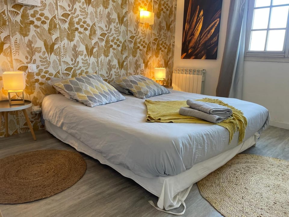 Bed, Photo of the whole room, Bedroom, towels