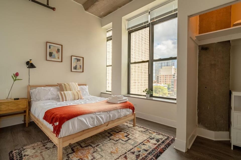 Skyline 2BR in South Loop Chicago with Optional Parking & Gym Access Near McCormick Place, Soldier Field and Lakefront Apartment in South Loop