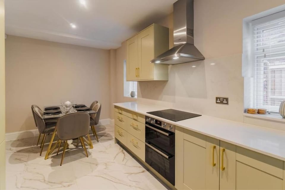 2BR Gem, Private Parking & Private Garden - By Tempstay House in Windsor