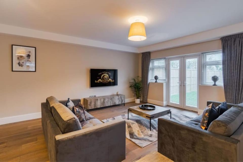 2BR Gem, Private Parking & Private Garden - By Tempstay House in Windsor