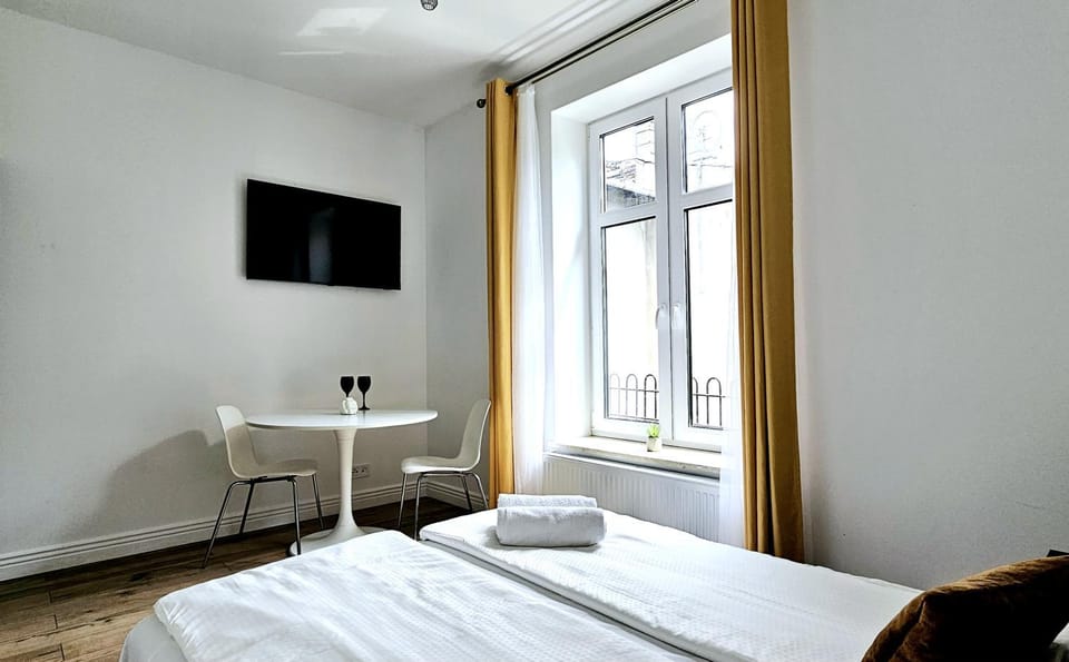 Bed, TV and multimedia, Photo of the whole room, Dining area, Bedroom, hair dresser, towels