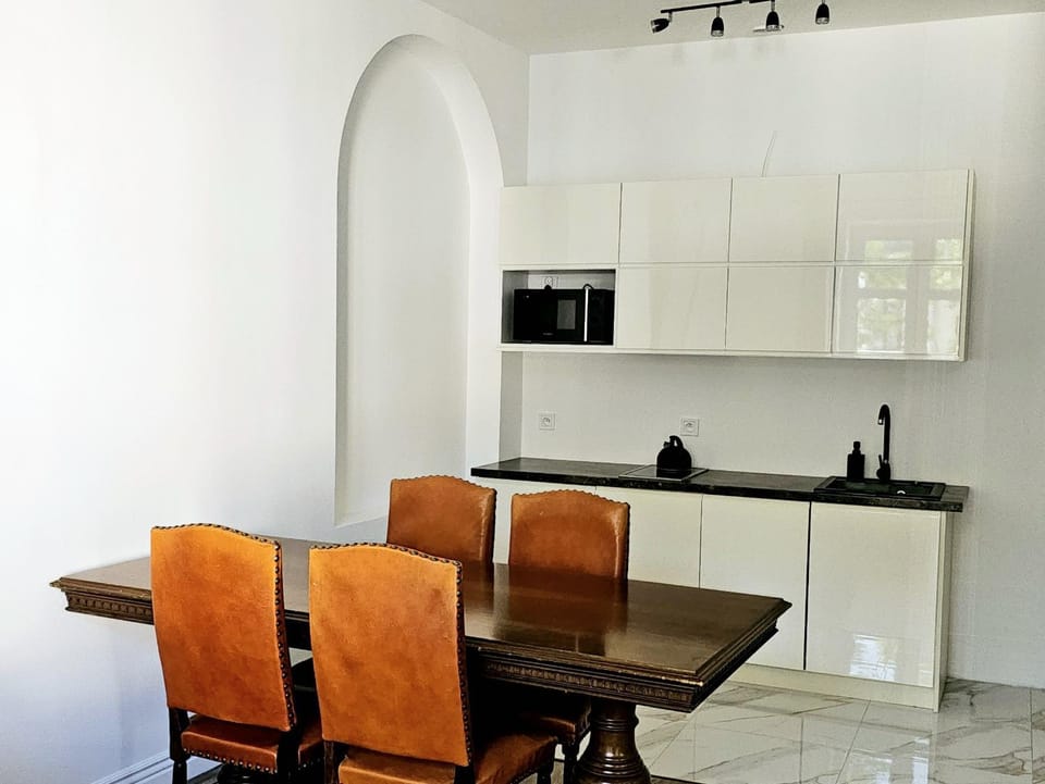 Kitchen or kitchenette, Dining area, minibar, stove