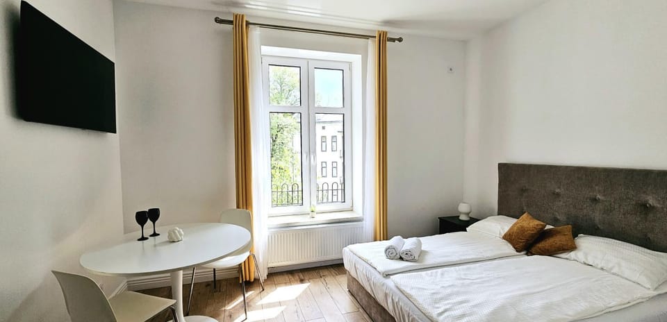 Bed, TV and multimedia, Photo of the whole room, Bedroom, hair dresser, towels