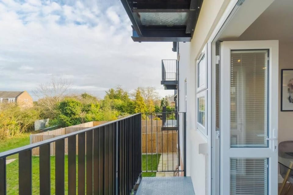 Stylish Windsor Getaway w Balcony - Free Parking - By Tempstay Apartment in Windsor