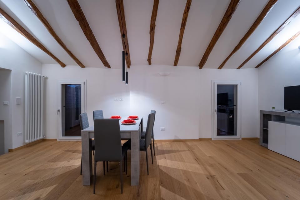 TV and multimedia, Living room, Seating area, Dining area