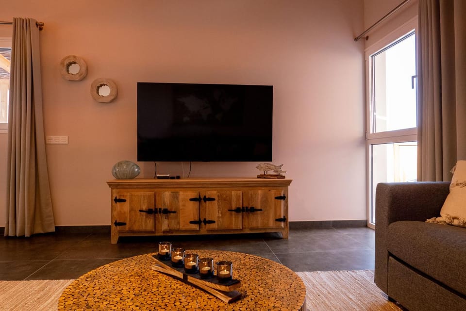 TV and multimedia, Living room, Seating area, Evening entertainment