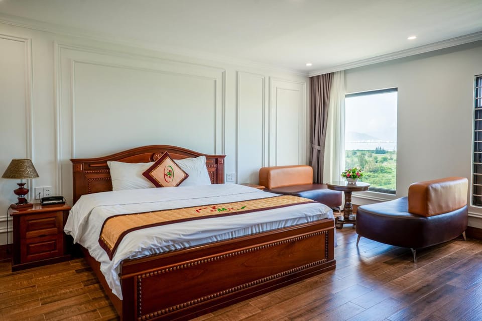 Bed, Living room, Photo of the whole room, Seating area, Beach, Beach, Bedroom
