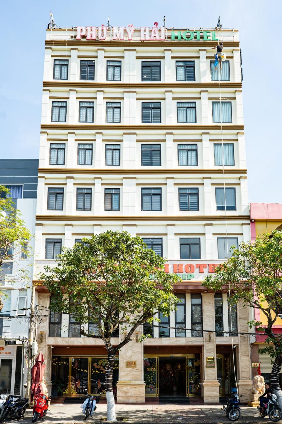 Property building, Day, City view, Location, Parking