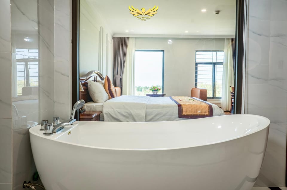 Bed, Bathroom, Photo of the whole room, Bedroom, Bath, towels