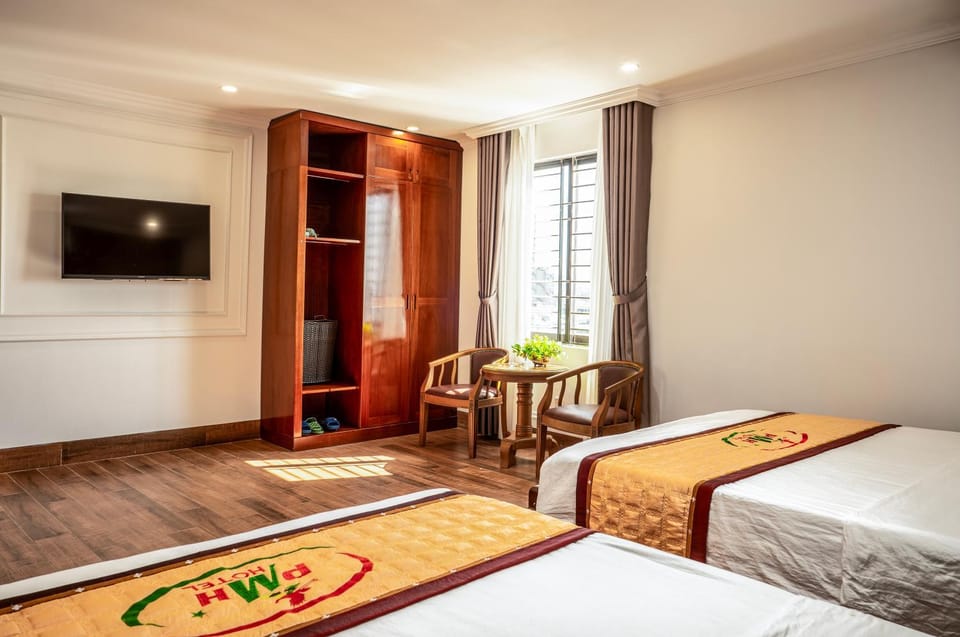 Communal lounge/ TV room, Bed, TV and multimedia, Photo of the whole room, Evening entertainment, Bedroom, hair dresser, wardrobe